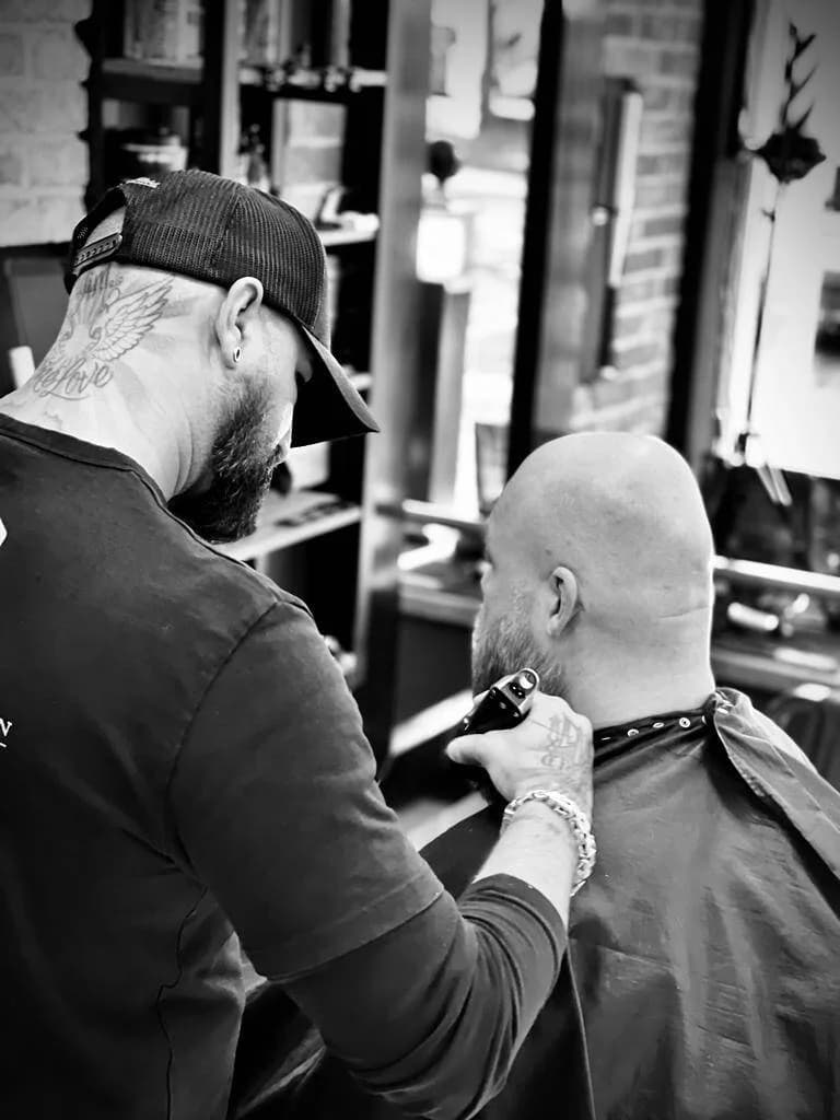 Barber en SMP artiest aan het werk